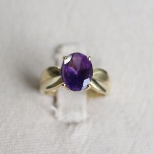 14K Yellow Gold Oval Shaped Amethyst Solitaire Ring Beveled Mount Size 5.75